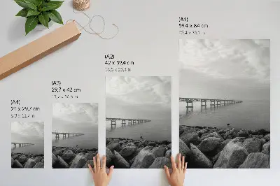 Poster para cozinha com paisagem tranquila de ponte em praia rochosa sob céu cinzento
