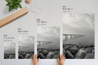 Poster para cozinha Paisagem tranquila, ponte, praia rochosa, céu cinzento.