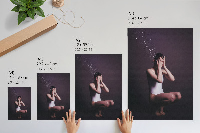 Poster decorativo Uma figura na escuridão com partículas mágicas