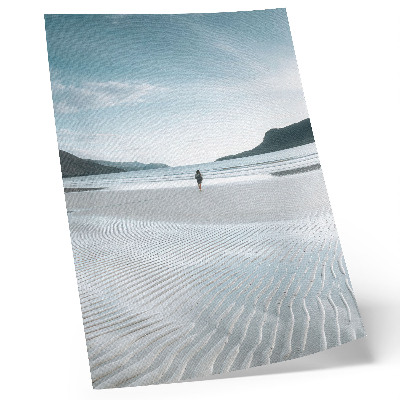 Poster decorativo Uma praia pela manhã com ondas e areia fina.