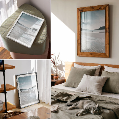 Poster decorativo Uma praia pela manhã com ondas e areia fina.