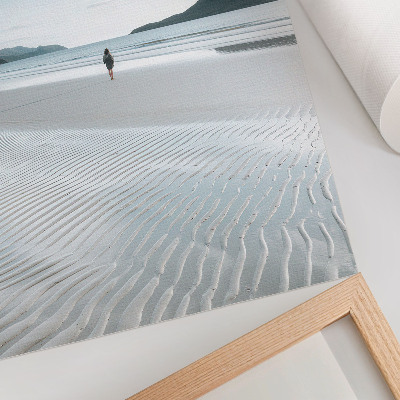 Poster decorativo Uma praia pela manhã com ondas e areia fina.