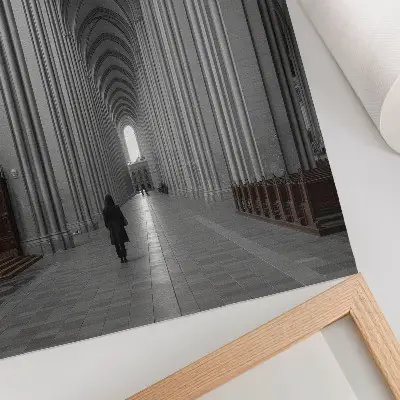 Impressão em tela de arquitetura gótica com colunas majestosas