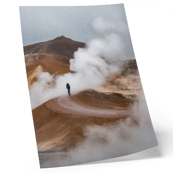 Poster para cozinha montanhas marrons com névoa fumegante e paisagem de andarilho solitário