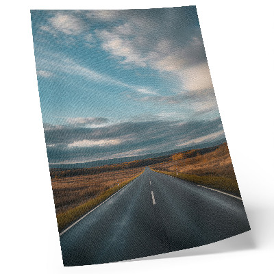 Poster decorativo Uma estrada que atravessa a planície outonal sob um céu azul.