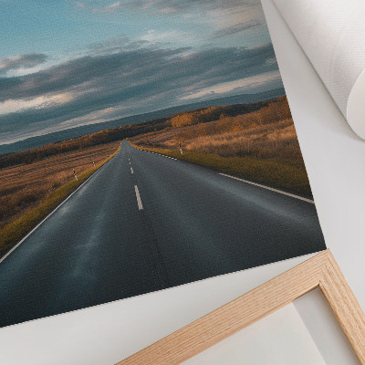 Poster decorativo Uma estrada que atravessa a planície outonal sob um céu azul.