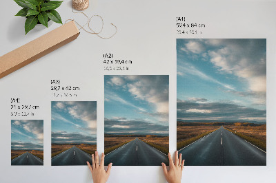 Poster decorativo Uma estrada que atravessa a planície outonal sob um céu azul.