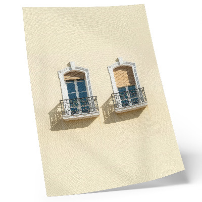 Poster para cozinha Fachada creme, janelas em preto e branco, estilo clássico.