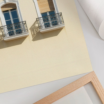 Poster para cozinha Fachada creme, janelas em preto e branco, estilo clássico.