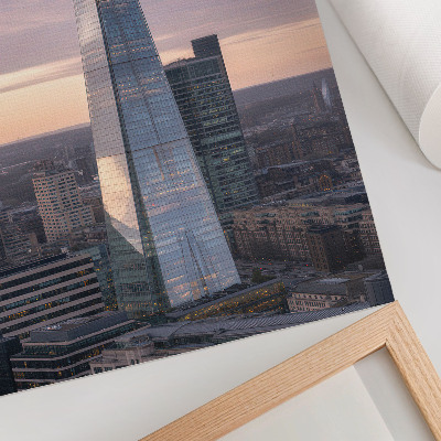 Poster para cozinha Um arranha-céu ao pôr do sol contrastando com a cidade.