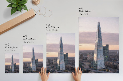 Poster para cozinha Um arranha-céu ao pôr do sol contrastando com a cidade.