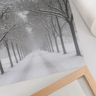 Impressão em tela avenida simétrica de árvores de inverno com neve e neblina