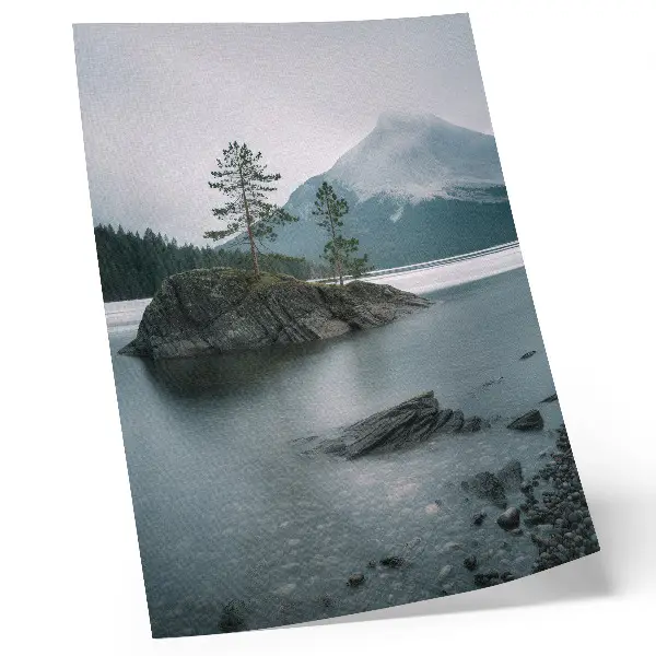 Arte de parede paisagem de montanhas com lago e neblina trazendo paz e harmonia