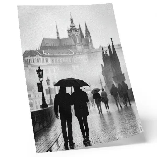 Arte de parede um passeio de casal com arquitetura histórica na chuva