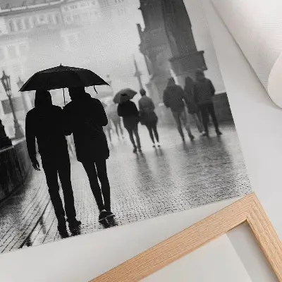 Arte de parede um passeio de casal com arquitetura histórica na chuva