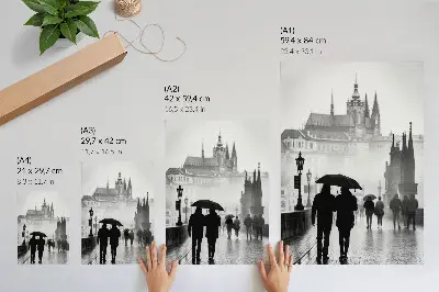 Arte de parede um passeio de casal com arquitetura histórica na chuva