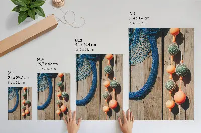 Poster decorativo com bóias coloridas em parede de madeira com detalhes marítimos