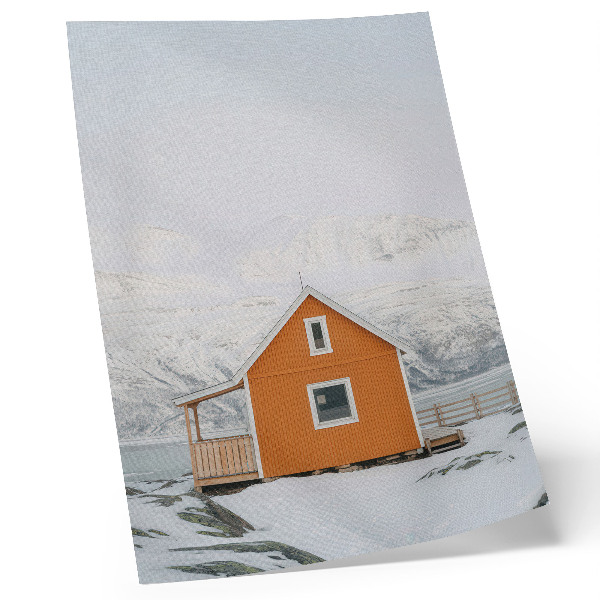 Poster decorativo Casa laranja em meio a montanhas nevadas, moldura minimalista.