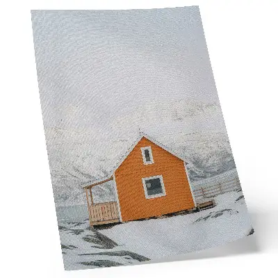 Poster decorativo casa laranja em meio a montanhas nevadas com moldura minimalista