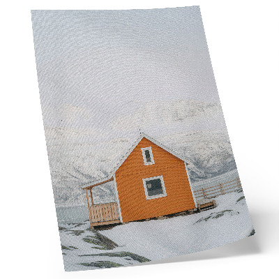 Poster decorativo Casa laranja em meio a montanhas nevadas, moldura minimalista.