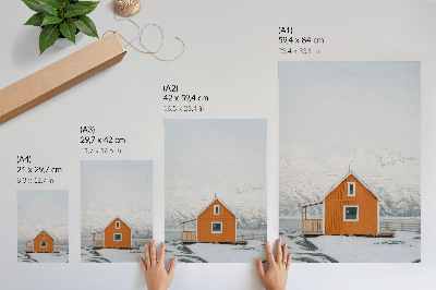Poster decorativo Casa laranja em meio a montanhas nevadas, moldura minimalista.