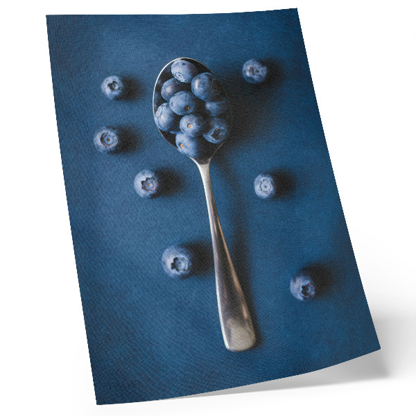 Poster para cozinha Mirtilos em uma colher sobre um fundo azul, elegância.