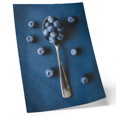 Poster para cozinha Mirtilos em uma colher sobre um fundo azul, elegância.