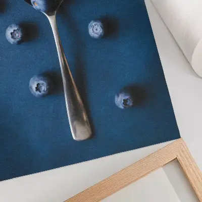 Poster para cozinha mirtilos em uma colher sobre fundo azul com toque elegante