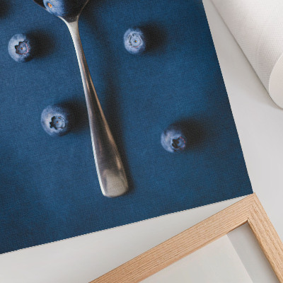 Poster para cozinha Mirtilos em uma colher sobre um fundo azul, elegância.
