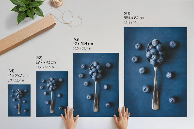 Poster para cozinha Mirtilos em uma colher sobre um fundo azul, elegância.
