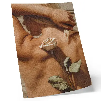 Arte de parede com abordagem minimalista sobre a delicadeza do corpo e da natureza
