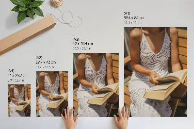Poster para cozinha mulher com um livro em banco de madeira ao sol