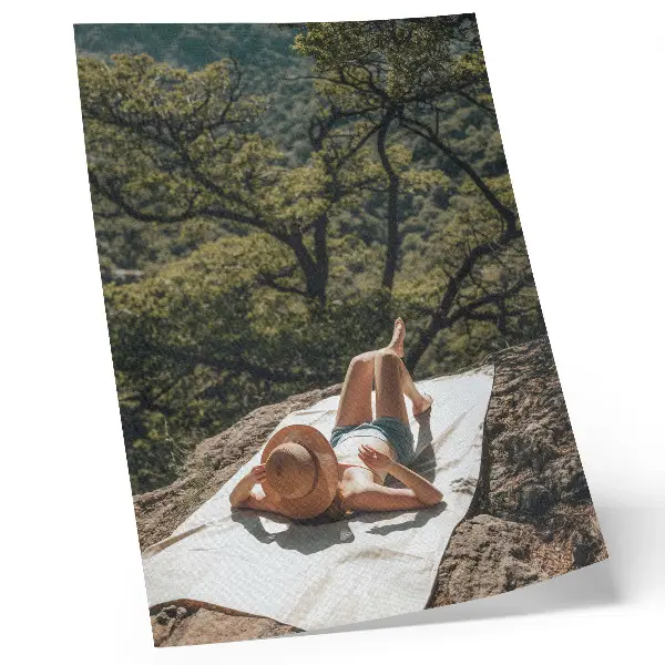 Poster para cozinha relaxando em uma rocha com chapéu e árvores verdes em meio à natureza