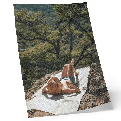 Poster para cozinha relaxando em uma rocha com chapéu e árvores verdes em meio à natureza