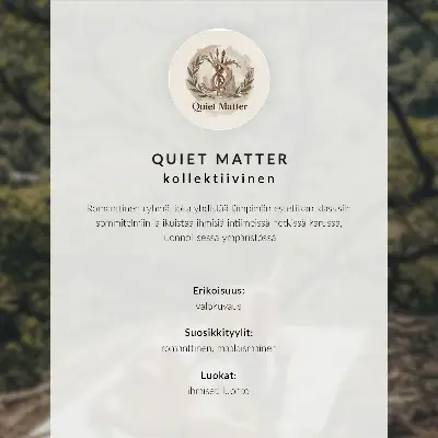 Poster para cozinha relaxando em uma rocha com chapéu e árvores verdes em meio à natureza