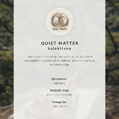 Poster para cozinha relaxando em uma rocha com chapéu e árvores verdes em meio à natureza