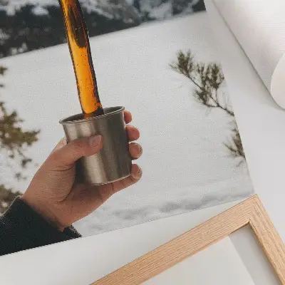 Arte de parede caneca com estampa de mão âmbar e montanhas com neve
