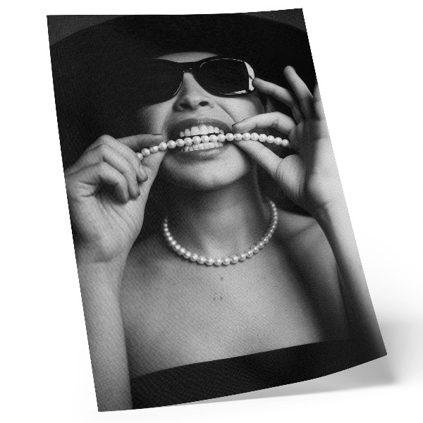 Poster decorativo óculos de contraste com pérolas em estilo glamour preto e branco