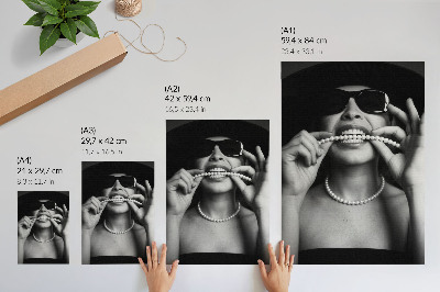 Poster decorativo óculos de contraste com pérolas em estilo glamour preto e branco
