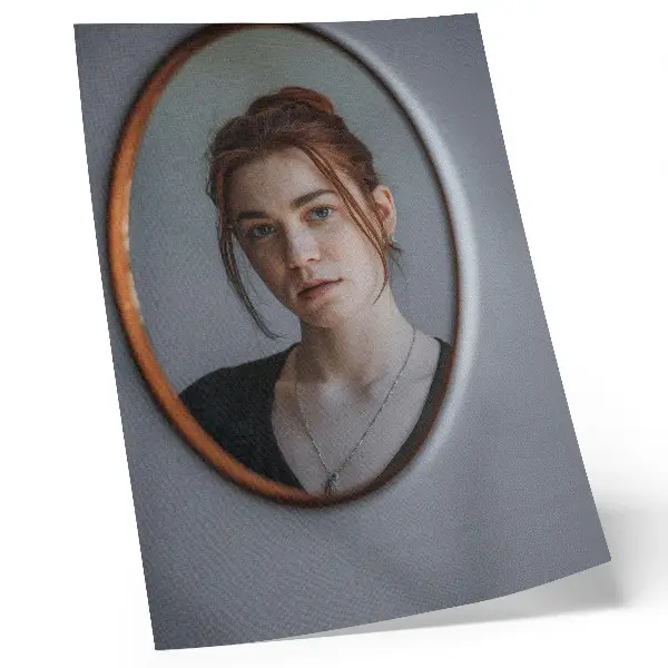 Arte de parede mulher no espelho em tons quentes com expressão de paz
