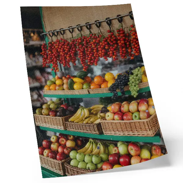 Poster decorativo com estampa de frutas coloridas que remetem à tradição e à natureza