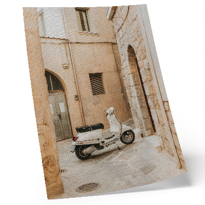 Arte de parede Uma rua charmosa com paredes bege e uma scooter branca.