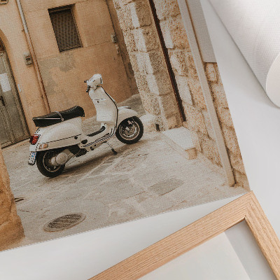 Arte de parede Uma rua charmosa com paredes bege e uma scooter branca.