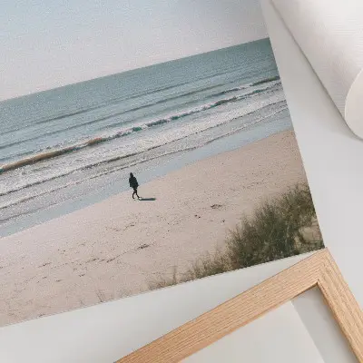 Impressão em tela paisagem de praia com mar calmo e céu azul em estilo minimalista e harmonioso