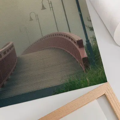 Pôster decorativo ponte de nevoeiro com lanternas em harmonia e suavidade