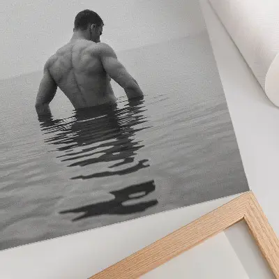 Arte de parede homem de cabeça para baixo mergulhado na água com fundo cinza calmo