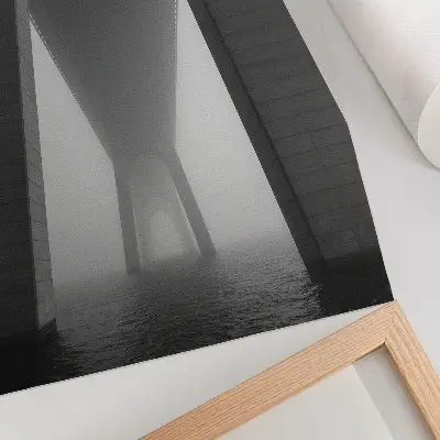 Impressão em tela construção de uma ponte em meio a um denso nevoeiro sobre a água