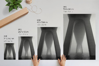 Impressão em tela Construção de ponte em meio a um denso nevoeiro próximo à água.