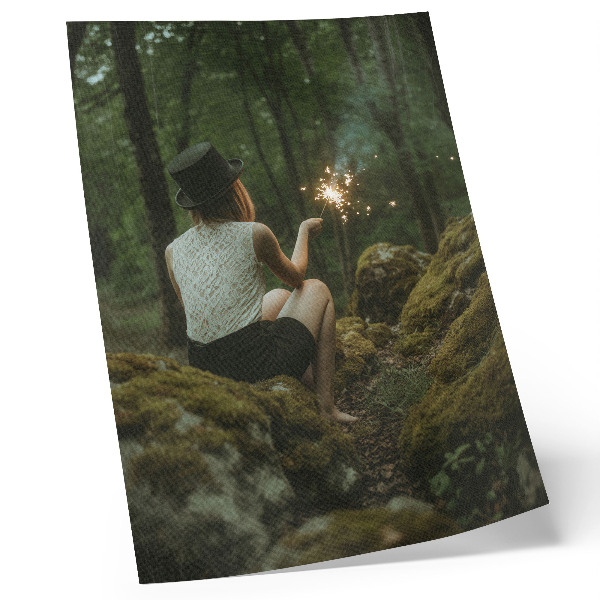 Arte de parede Cenário misterioso de floresta com uma aura de aventura.