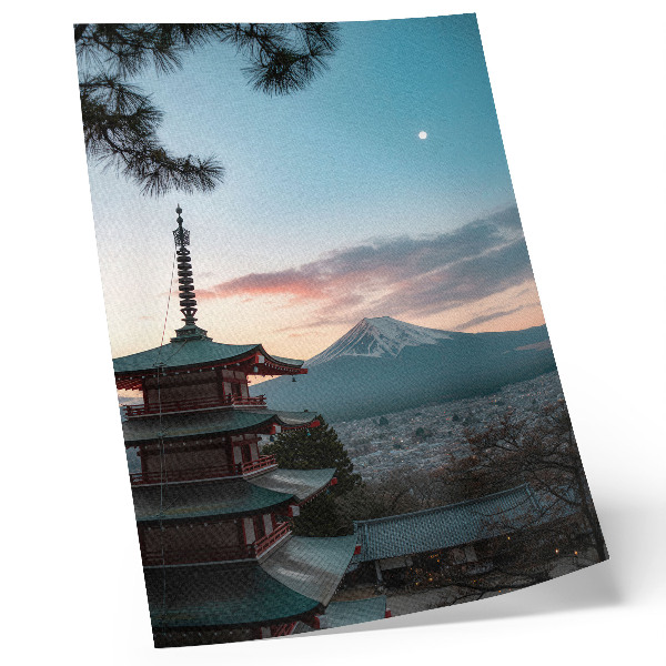 Poster decorativo Pagode com montanhas ao fundo, em harmonia com os tons do céu.